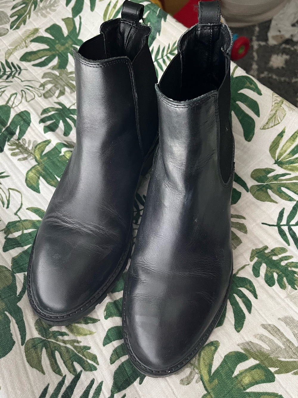 Black Steve Madden Classic Chelsea Boots